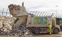 Skraldebil læsser sorteret affaldaf